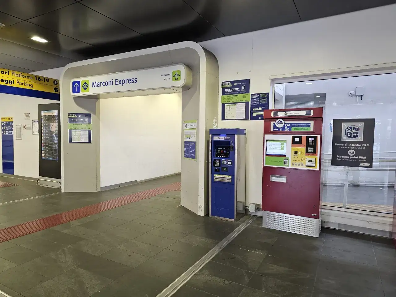 Bilety na Marconi Express, który dowiezie Cię z lotniska do centrum Bolonii, kupisz w automacie.