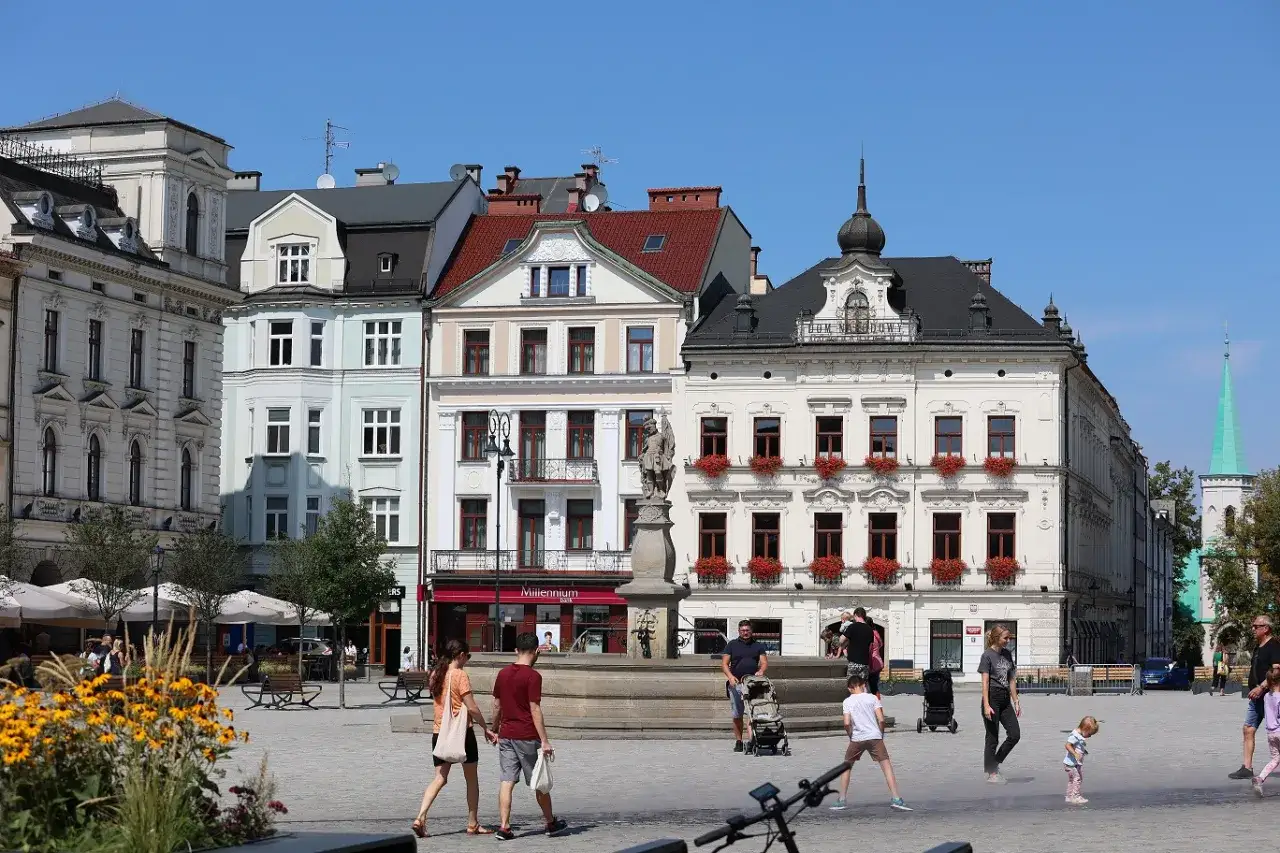 Rynek w Czeskim Cieszynie, z pięknymi kamienicami i fontanną, to idealne miejsce na spacer. Atrakcje miasta czekają!
