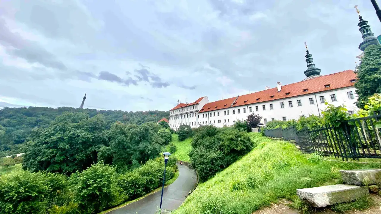Wzgórze Petřín w Pradze, z klasztorem i wieżą widoczną w oddali.