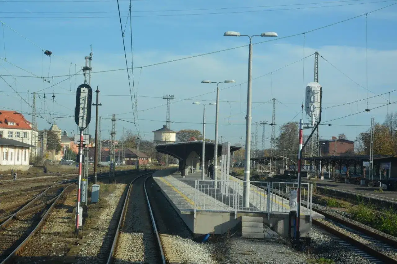 Dworzec PKP Jaworzyna Śląska z peronem, torami i siecią trakcyjną.