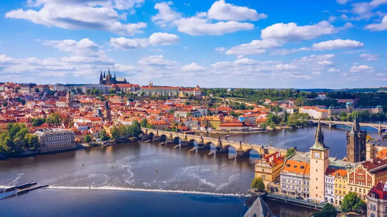 Widok na Pragę z mostem Karola i zamkiem. Zastanawiasz się, jakie są ceny w Pradze?