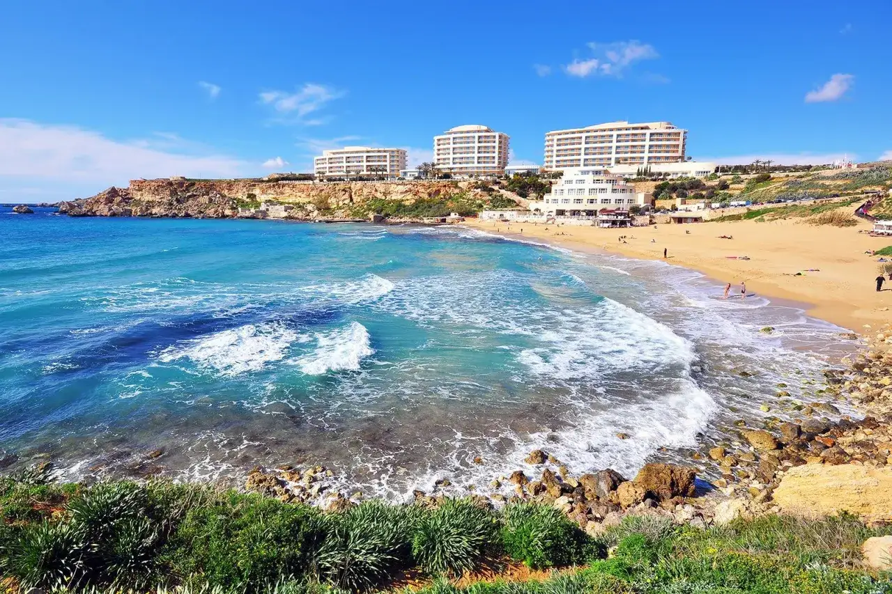 Malta oferuje piękne plaże z turkusową wodą i piaszczystym brzegiem, idealne na relaks.