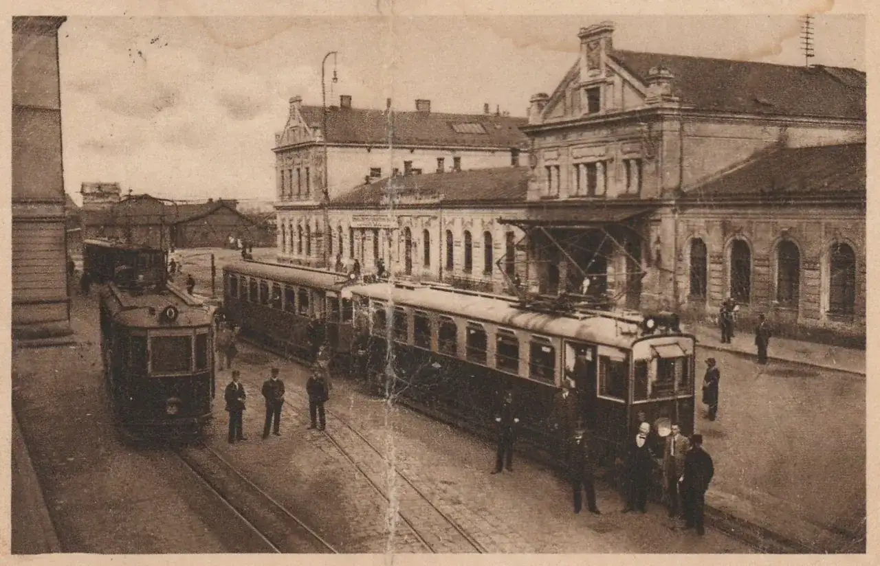 Dawny Bohumin dworzec kolejowy z tramwajami i pasażerami.
