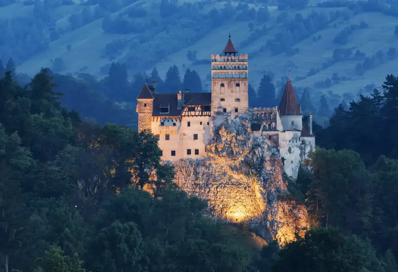 Zamek Bran, jeden z najsłynniejszych zamków w Rumunii, majestatycznie wznosi się na skale, otoczony mrocznymi lasami.
