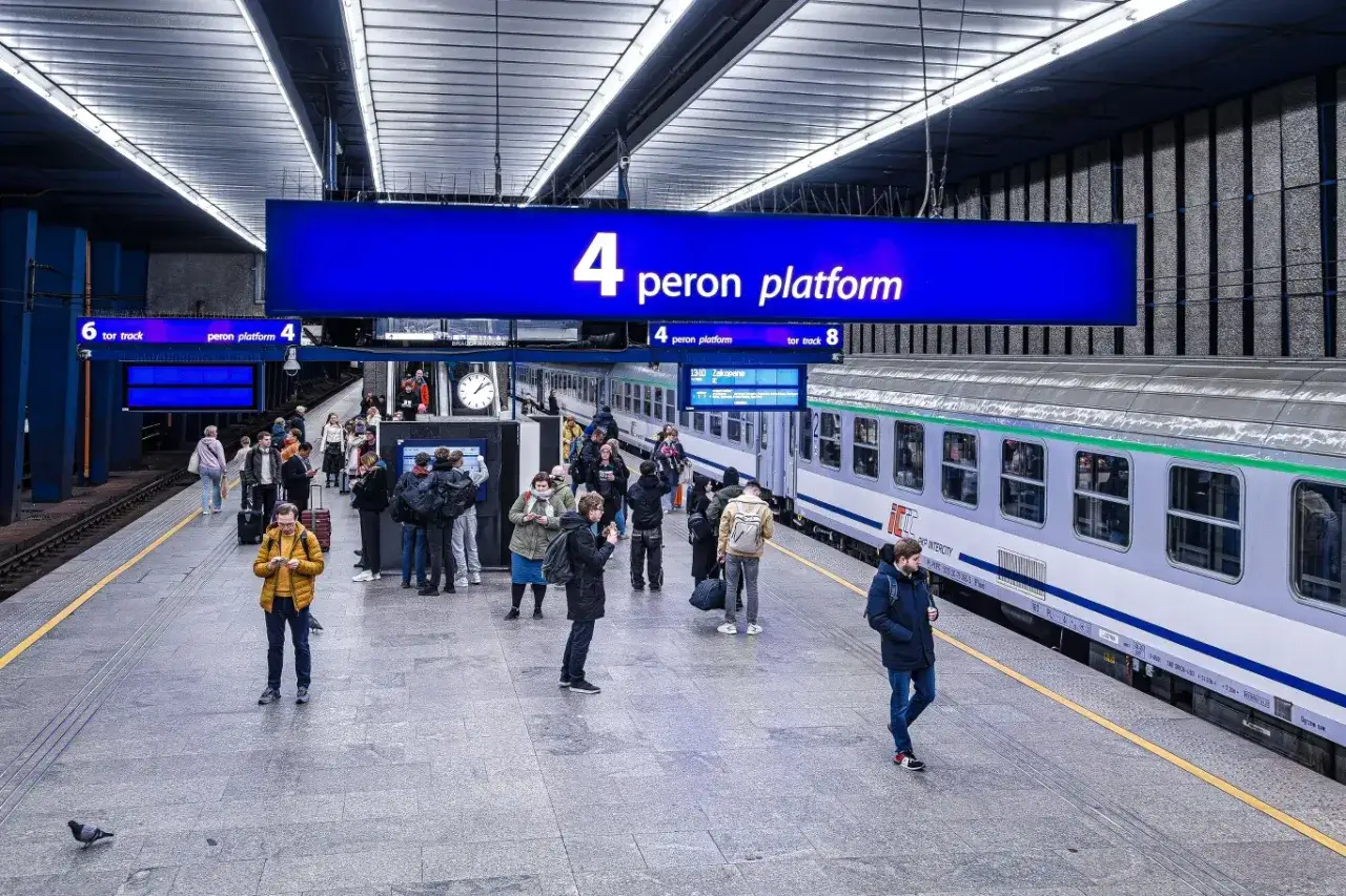 Ludzie czekają na pociąg na peronie 4 na dworcu Warszawa Stadion PKP.