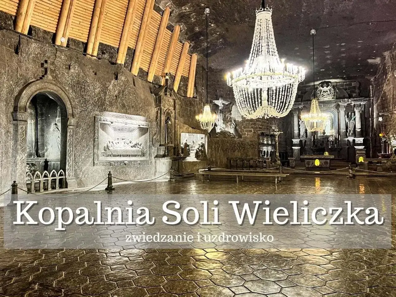 Wieliczka co zobaczyć: podziemna kaplica wykuta w soli, kryształowe żyrandole i rzeźby. Niezwykłe miejsce do zwiedzania.
