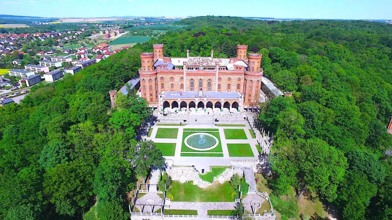 Zamek Książ w Wałbrzychu, znany też jako Kamieniec Ząbkowicki, to wspaniałe atrakcje turystyczne. Otoczony zielenią, z imponującym ogrodem i fontanną.