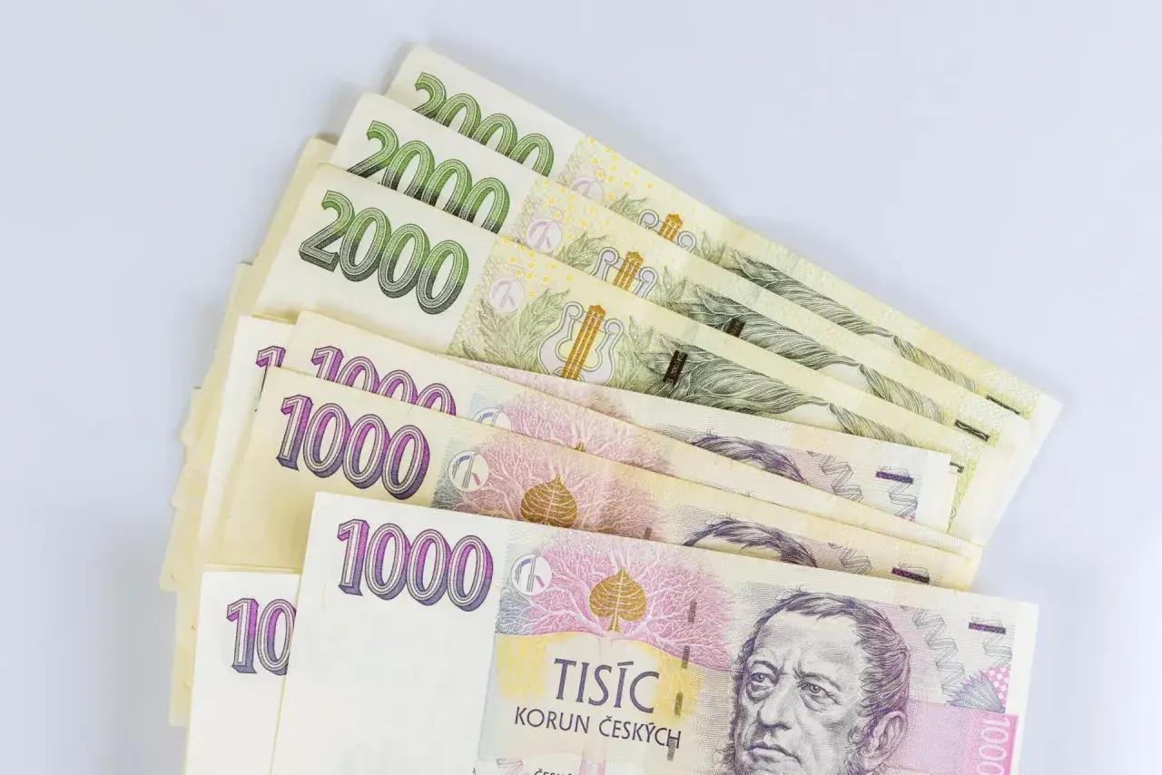 Banknoty 1000 i 2000 korun czeskich. Taka waluta jest w Czechach.