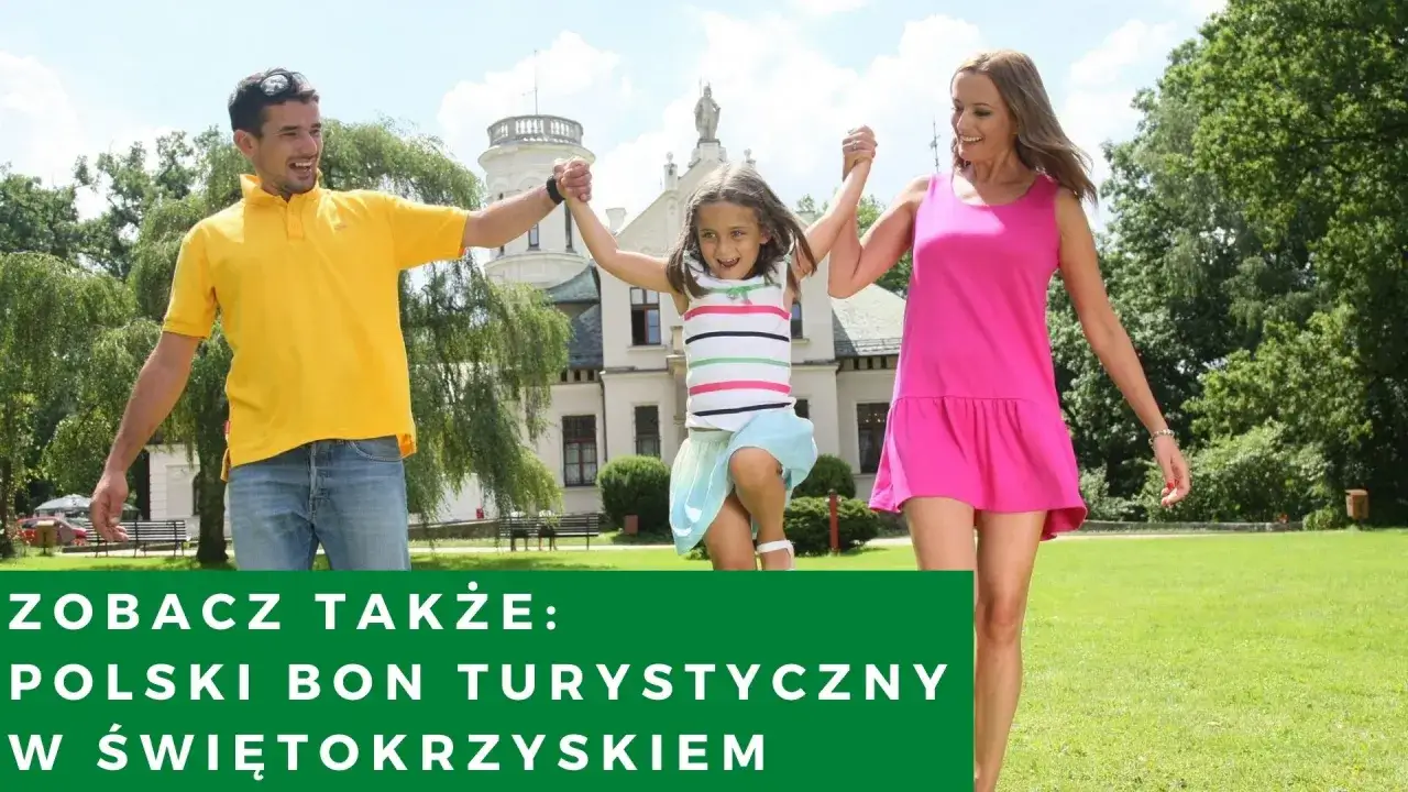 Rodzina bawi się przed pałacem. Polski bon turystyczny do kiedy można wykorzystać?