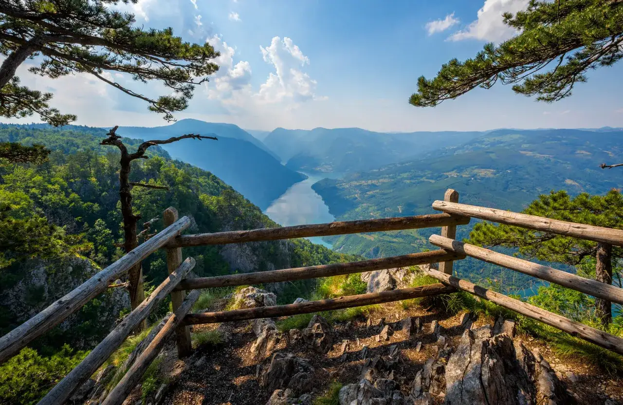 Widok na rzekę i góry w Serbii. Idealne miejsce, by zobaczyć, co Serbia ma do zaoferowania.