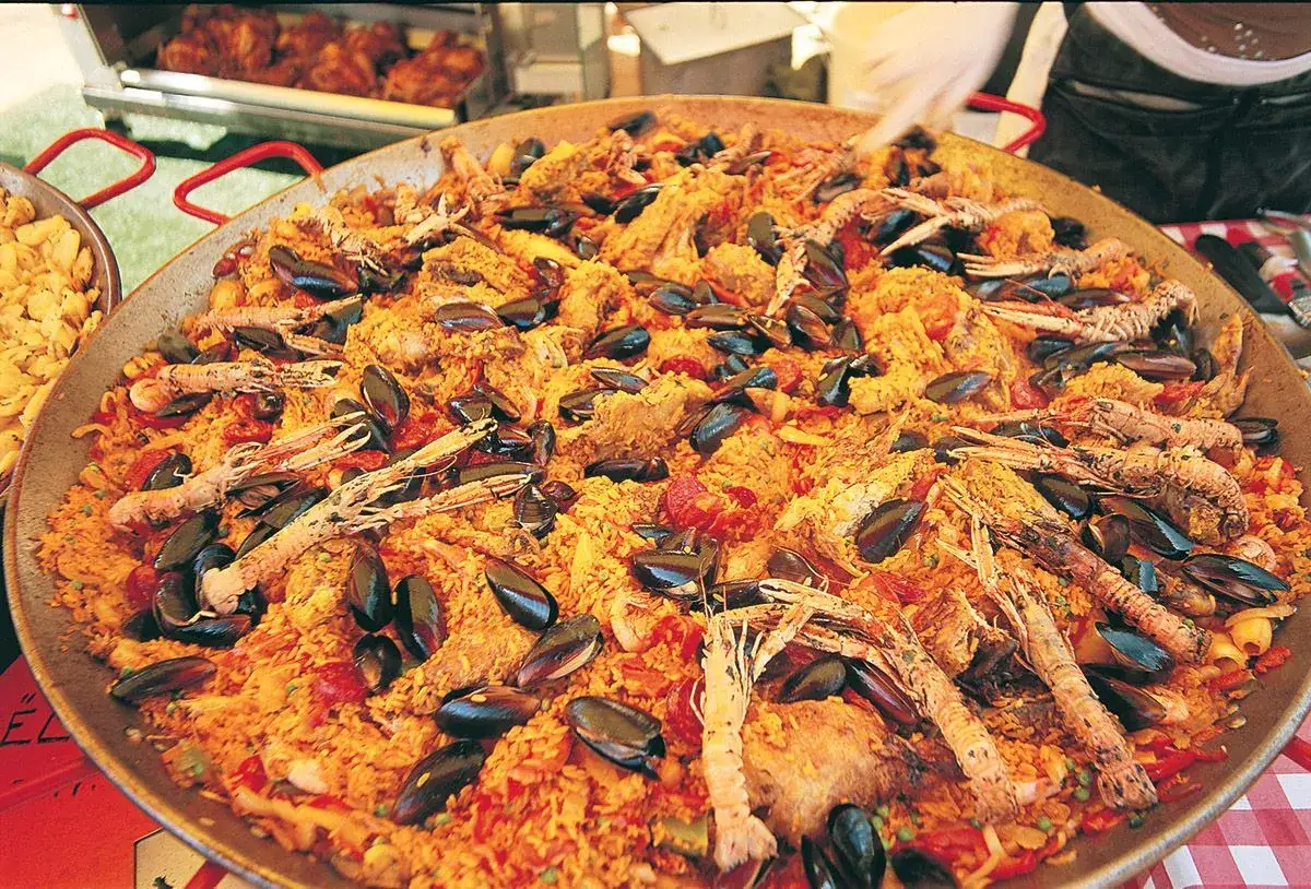 Ogromna paella z owocami morza i ryżem. Zastanawiasz się, ile kosztuje obiad w Barcelonie? Taka uczta to marzenie!