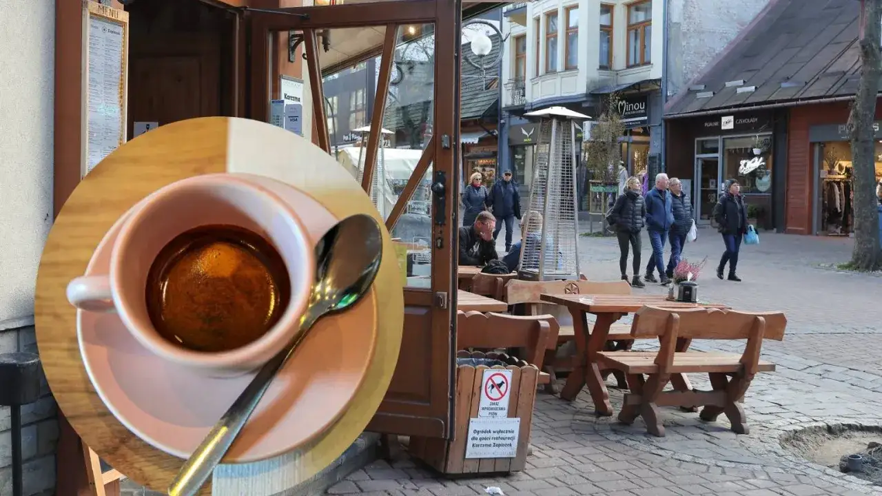 Kawa w karczmie Zapiecek. Ciekawi Cię, ile kosztuje kawa na Węgrzech? W Polsce ceny są podobne.