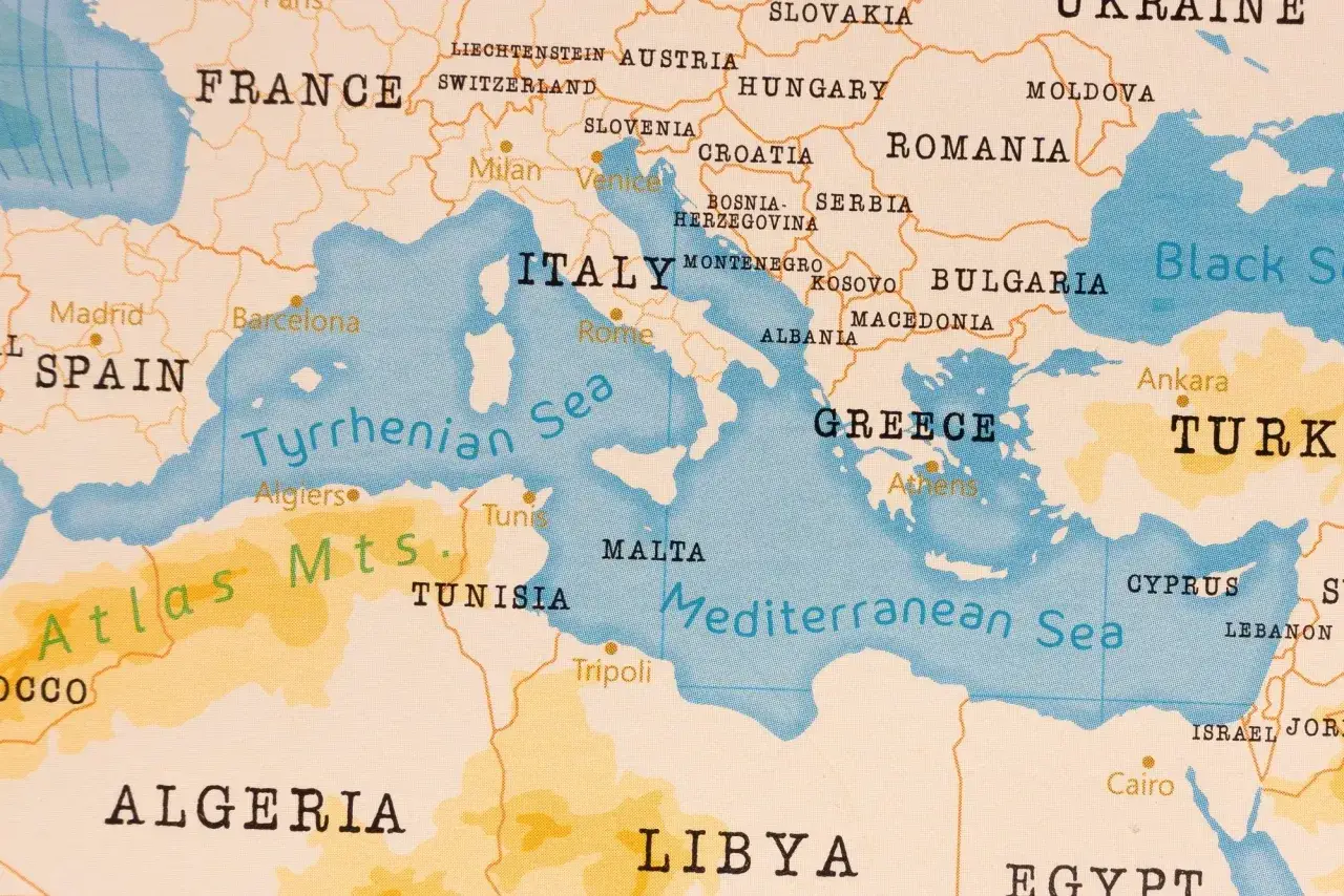 Mapa pokazuje, że Malta leży na Morzu Śródziemnym, między Włochami a Tunezją.