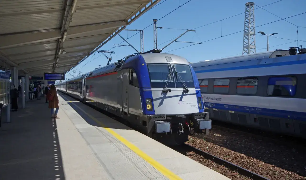Na peronie stoi nowoczesny pociąg PKP Intercity. Czy wiesz, eic co to za pociąg?
