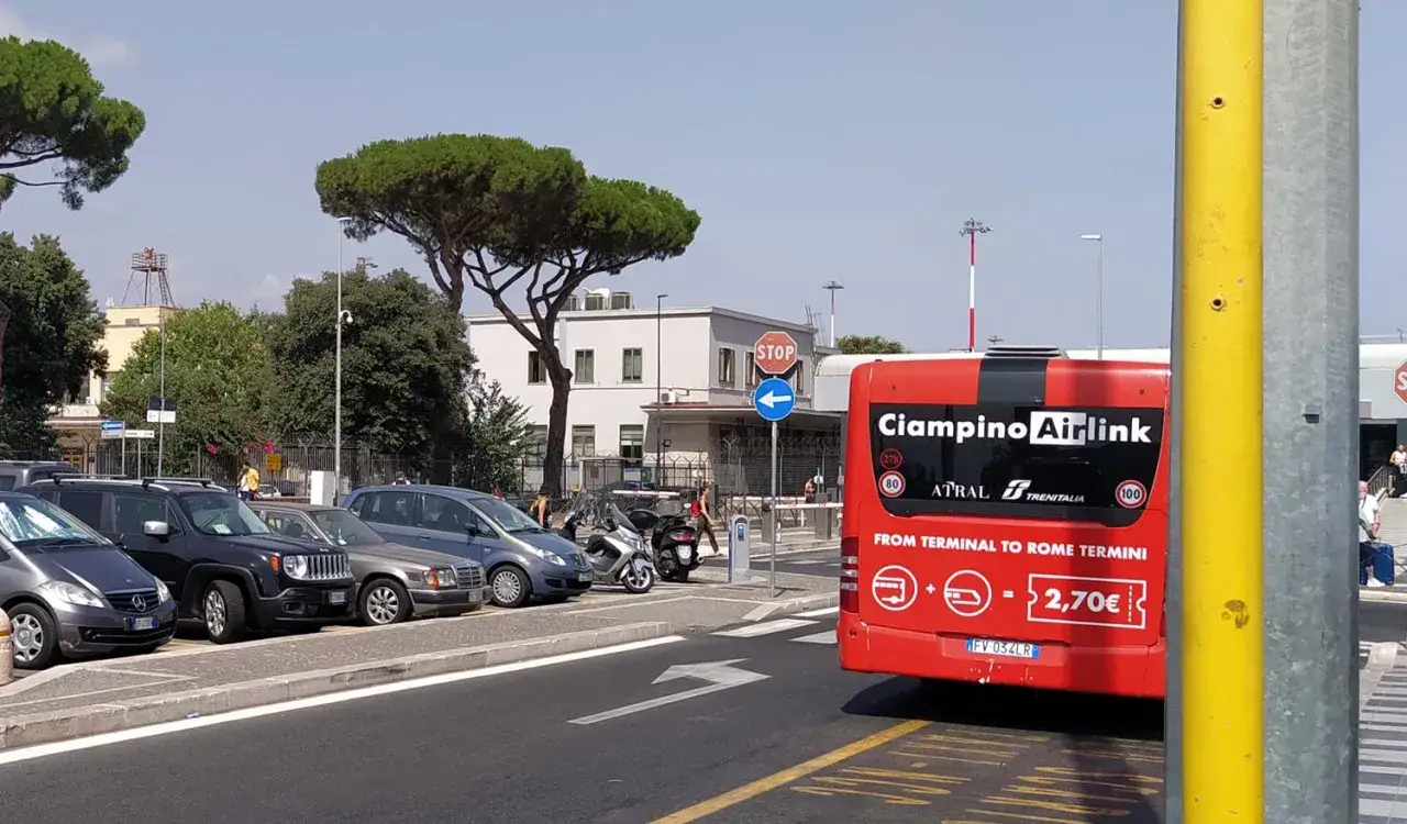 Autobus Ciampino Airlink informuje, jak dojechać z Ciampino do Termini. Cena 2,70€.