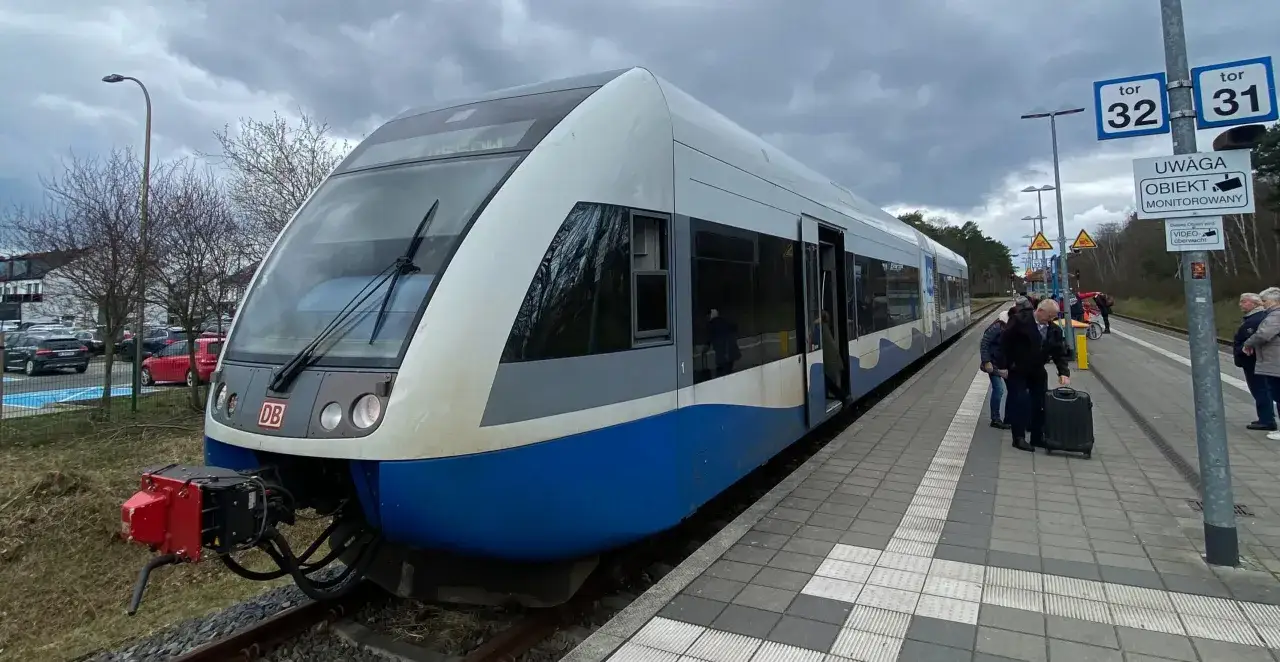 Pociągi międzynarodowe z Polski czekają na pasażerów na peronie.