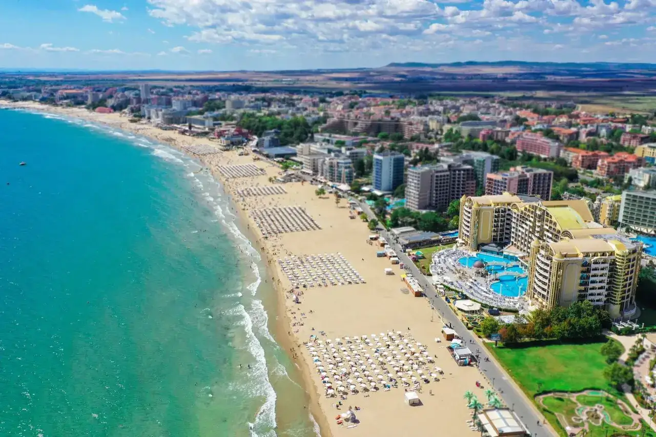Widok z lotu ptaka na Słoneczny Brzeg: plaża, morze, hotele i miasto.