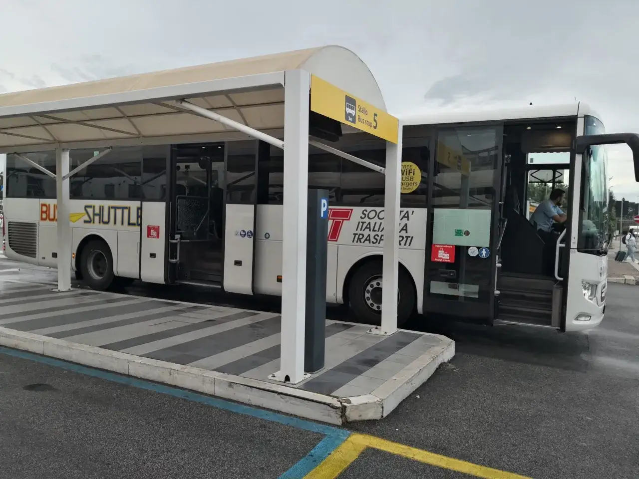 Autobus wahadłowy na przystanku 5. To jest Twój transport, jak dojechać z lotniska Rzym Ciampino do centrum.