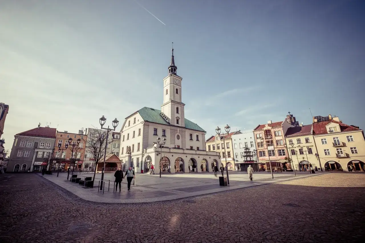 Rynek w Gliwicach z ratuszem i kolorowymi kamienicami. Idealne miejsce na spacer i odkrywanie atrakcji w Gliwicach.