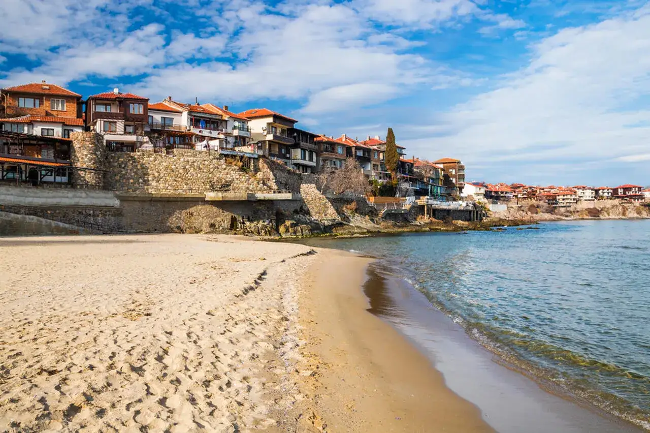 Plaża i kamienne mury z domami na klifie w Słonecznym Brzegu.