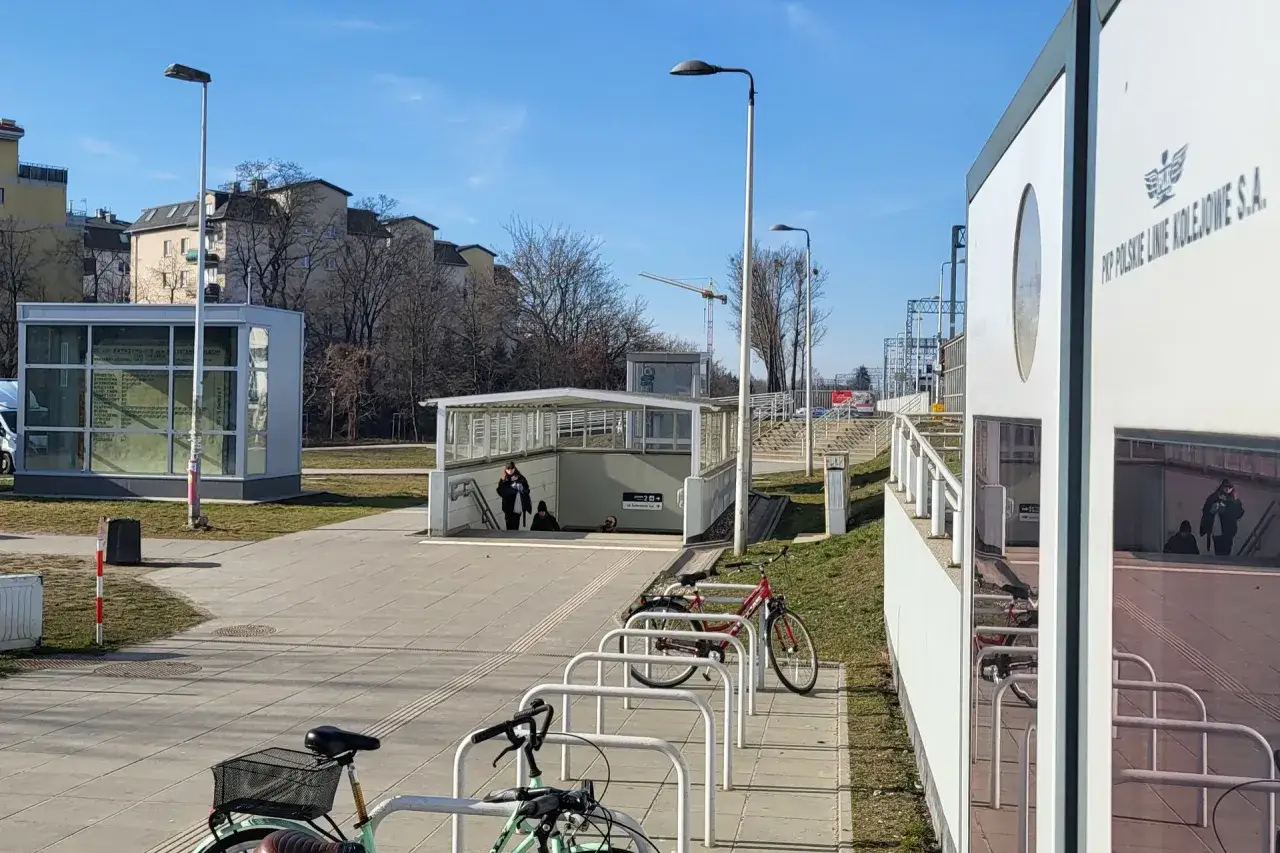 Pociągi we Włoszech? Nie, to polska stacja PKP. Rowerzyści czekają na pociąg, a obok stoją rowery.