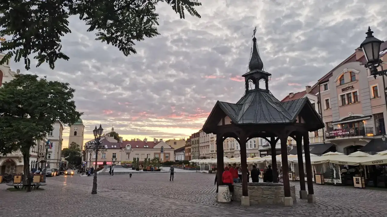 Rzeszów atrakcje turystyczne: Rynek z zabytkową studnią i kamienicami o zachodzie słońca.