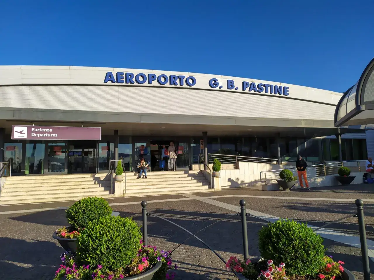 Lotnisko G.B. Pastine. Szukasz informacji, jak dojechać z Ciampino do Termini? Tu zaczyna się podróż.
