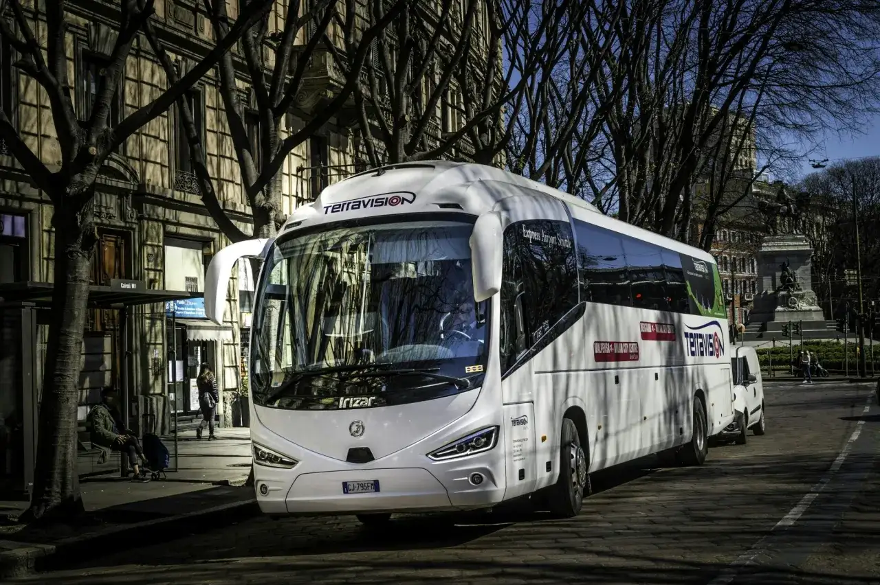 Autobus Terravision na ulicy, idealny, by dowiedzieć się, jak najtaniej dojechać z Bergamo do Mediolanu.