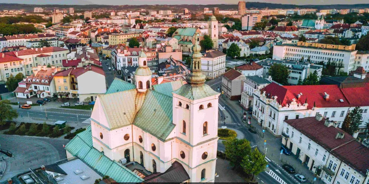 Widok z lotu ptaka na Rzeszów. W centrum majestatyczna bazylika, wokół niej zabytkowe kamienice i uliczki. To jedne z wielu rzeszowskich atrakcji turystycznych.
