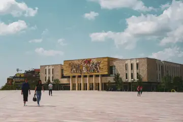 Plac Skanderbega w Tiranie, z monumentalnym budynkiem i mozaiką. Idealne miejsce, by zobaczyć w Tiranie, co oferuje stolica Albanii.