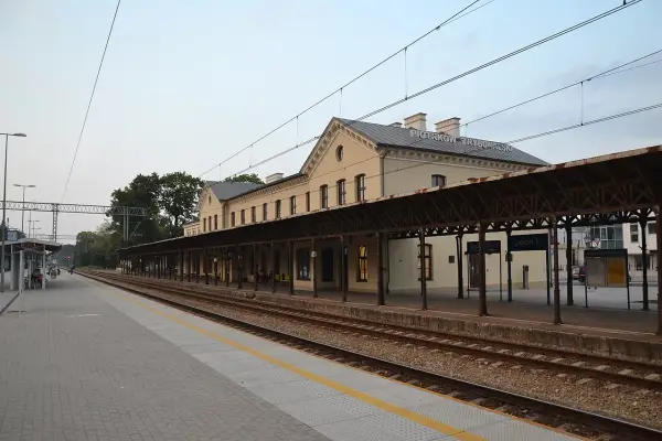 PKP Piotrków Trybunalski - Jak sprawdzić rozkład i dojechać?