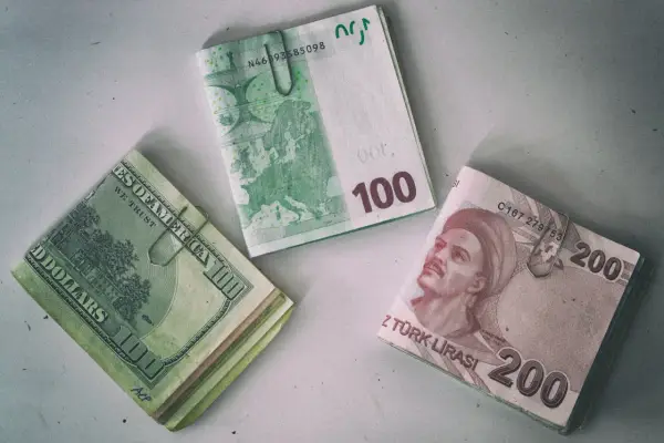 Waluta na Cyprze - Euro vs Lira - Jak płacić bez stresu?