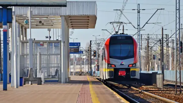Pociąg Skierniewice–Warszawa - Rozkład, stacje, utrudnienia