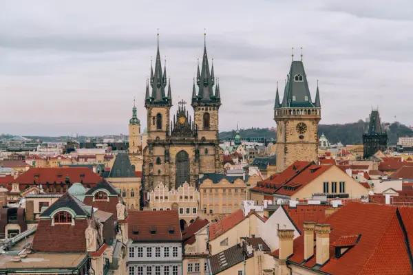 Jak dojechać do pragi pociągiem – najlepsze połączenia, ceny i wskazówki