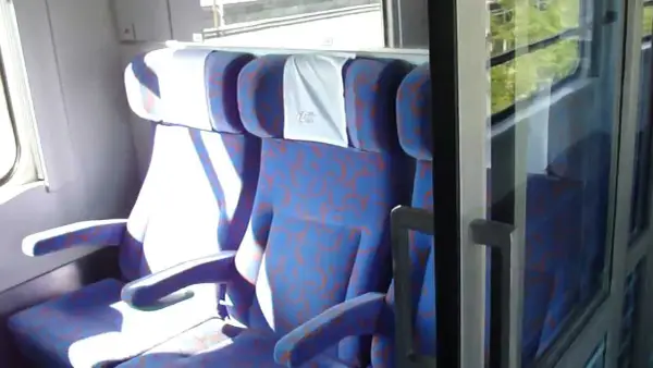 Jak dojechać do Mikołajek pociągiem? Wszystko o połączeniach i alternatywach